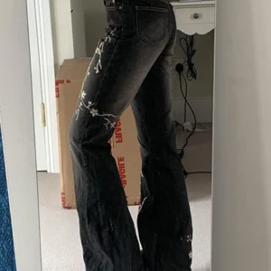 Women s Vintage High Waist Flare Jeans with Floral Embroidery Detailing Stylish Denim Pants for Spring and Fall Fit